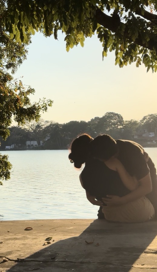 Nosotros dos abrazados frente al lago al atardecer